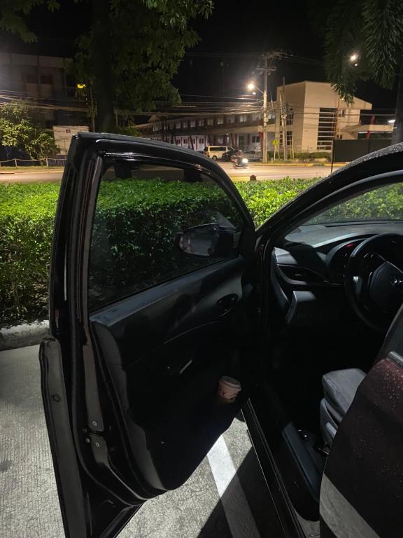 une portière de voiture ouverte dans l'établissement SWFTDRV CARentals, à Iba