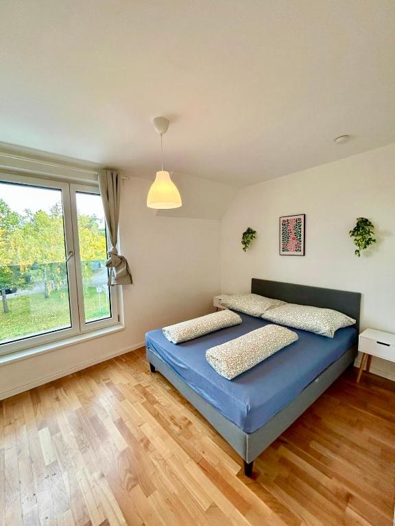 Postel nebo postele na pokoji v ubytování Modern Spacious Apartment with Free Parking