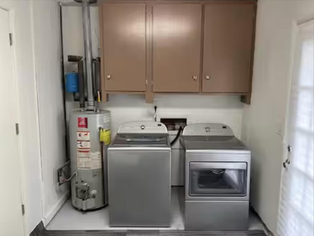 uma pequena cozinha com fogão e micro-ondas em Luxurious Pool and Spa Home with optional Studio Apts em Durham