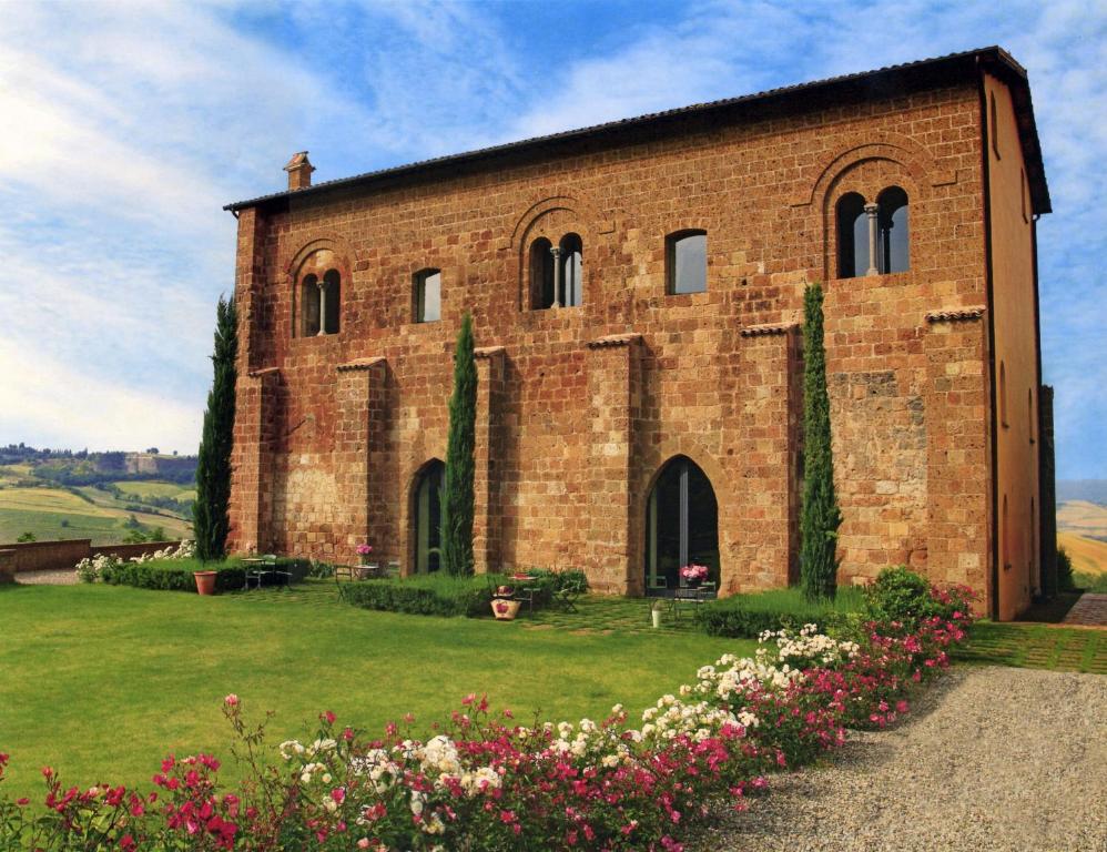 een groot bakstenen gebouw met bloemen ervoor bij Locanda Palazzone in Orvieto