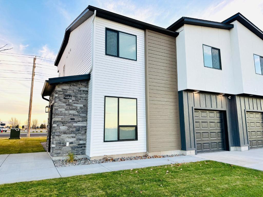 una casa blanca con garaje en New 3BR Home w Garage Near BYU-Idaho, en Rexburg