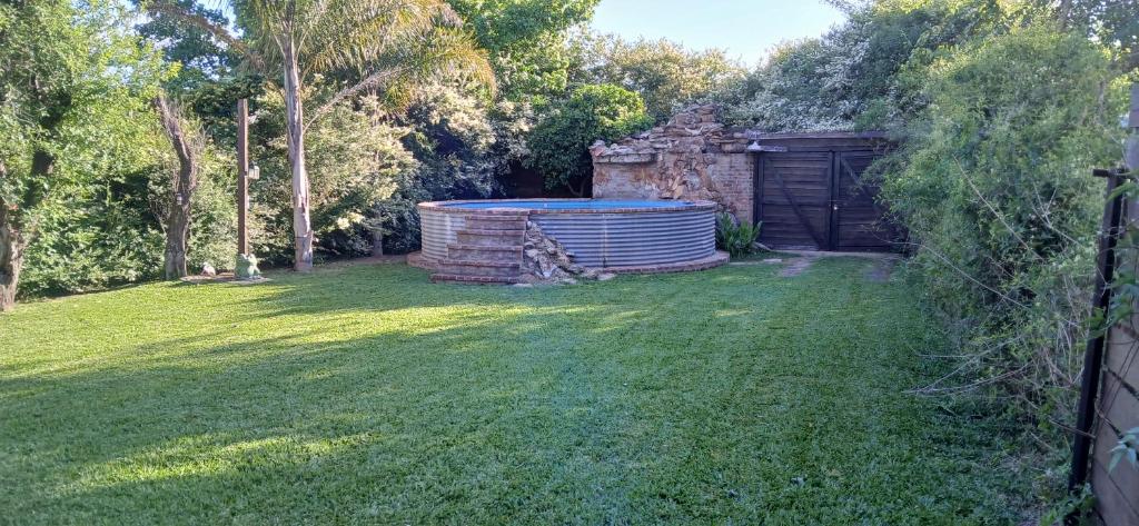 einen Hinterhof mit Whirlpool im Gras in der Unterkunft Maschwitz casa del agua in Maquinista Savio