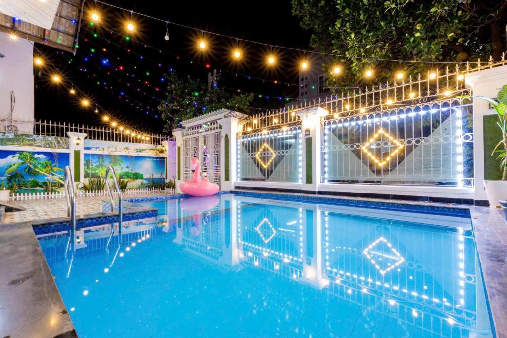 una piscina por la noche con luces sobre ella en Villa Hồ Bơi Vũng Tàu Gần Biển - A21 - Free Bida - Phòng Karaoke Máy Lạnh, en Vung Tau