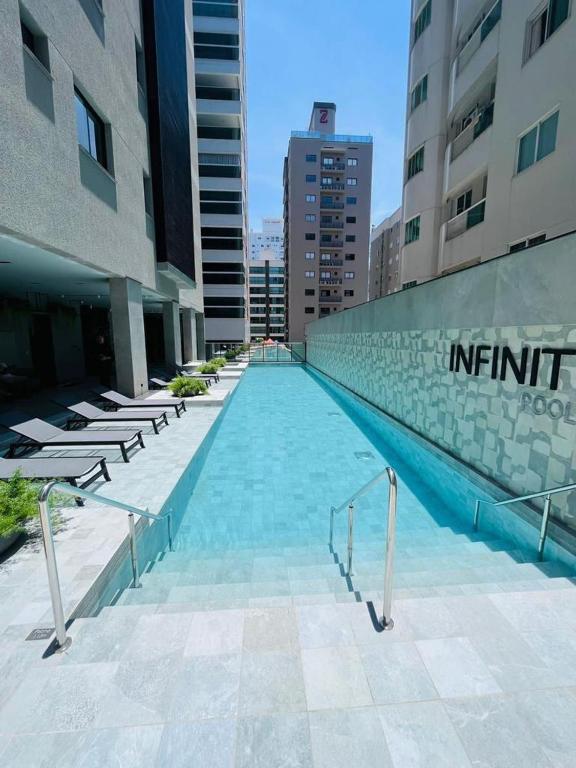 a swimming pool in the middle of a building at Flat Infinity 1504 Vista Mar in Itapema