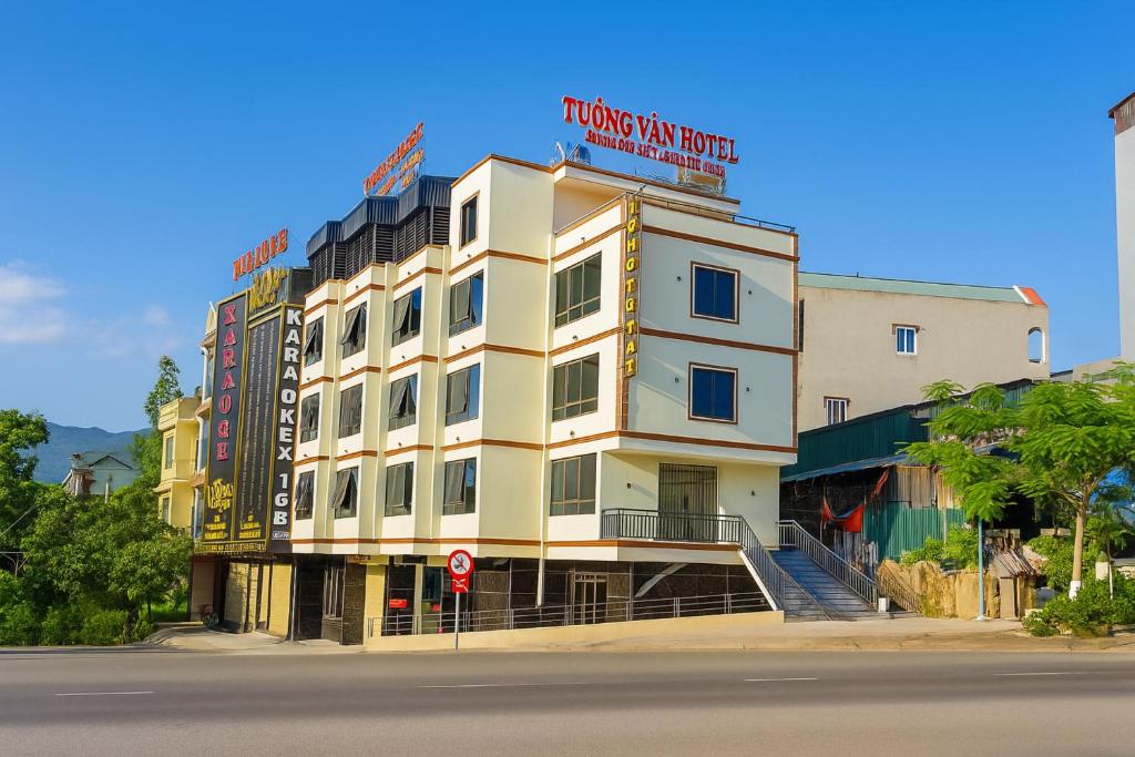 a building on the corner of a street at Tường Vân Legend Hotel in Cao Bằng