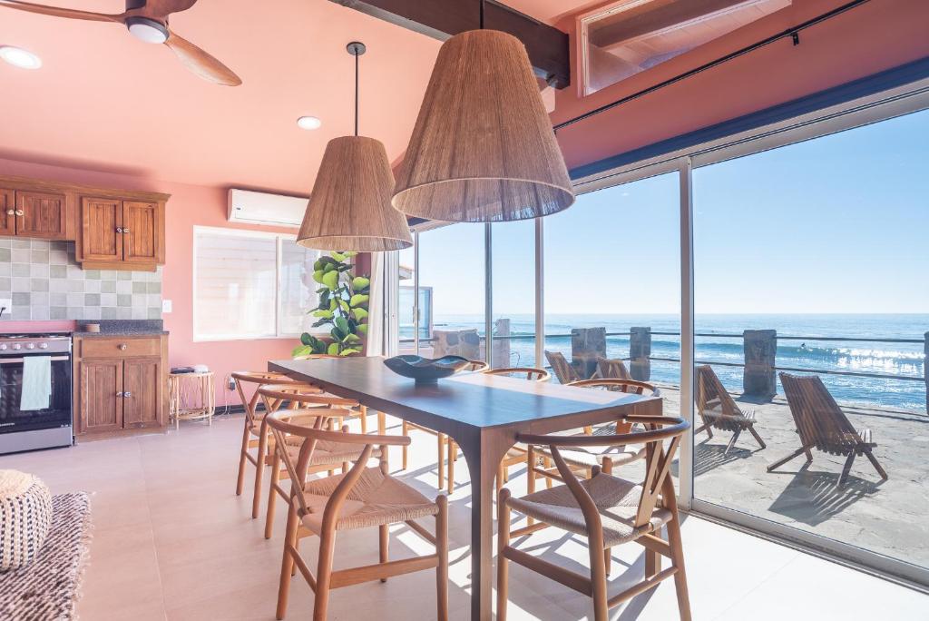 a kitchen and dining room with a table and chairs at Rosarito Rosé in Las Gaviotas