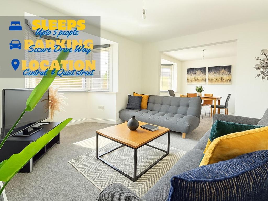 Μια τηλεόραση ή/και κέντρο ψυχαγωγίας στο Quite Contractor Stay with Private Driveway