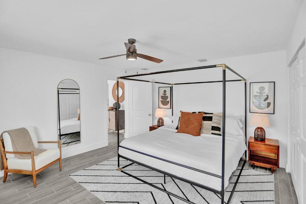 Postel nebo postele na pokoji v ubytování Spacious Fort Lauderdale Bungalow 10mins Airport & Beach Near Miami