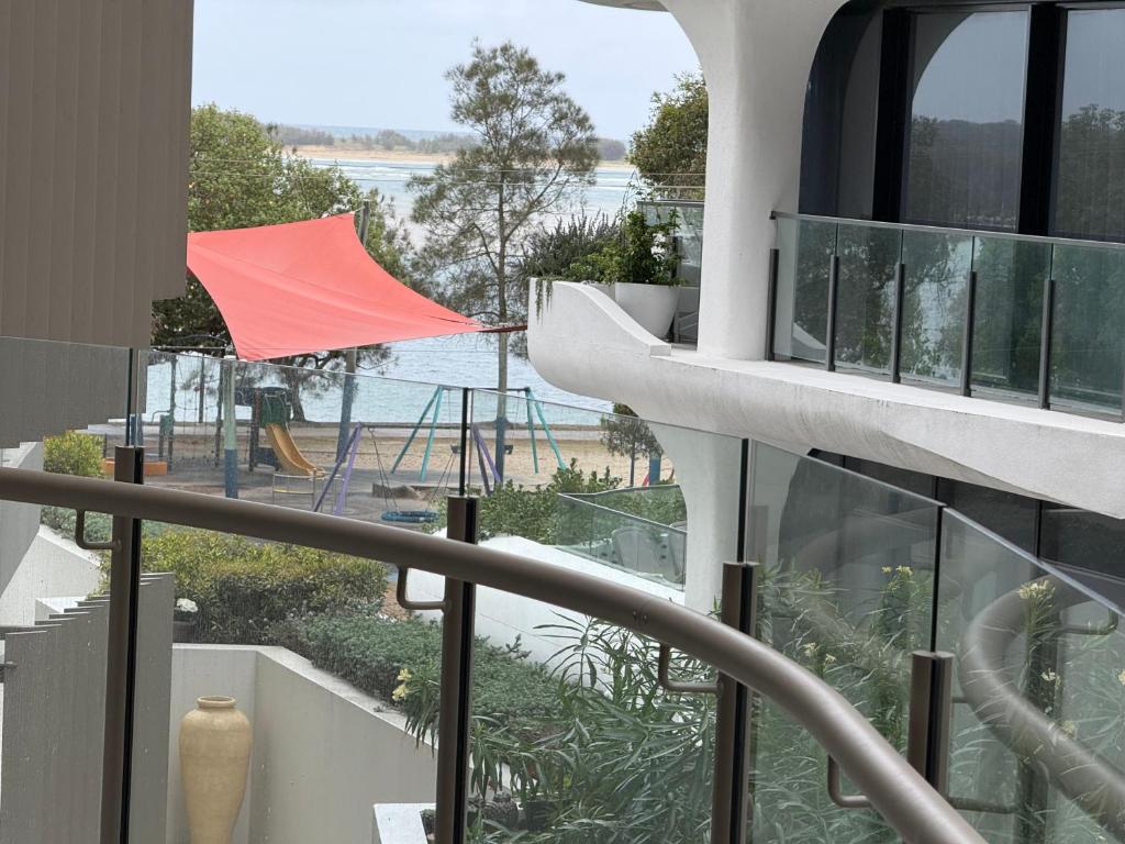 desde el balcón de una casa con parque infantil en Hideaway at 10310, en Maroochydore
