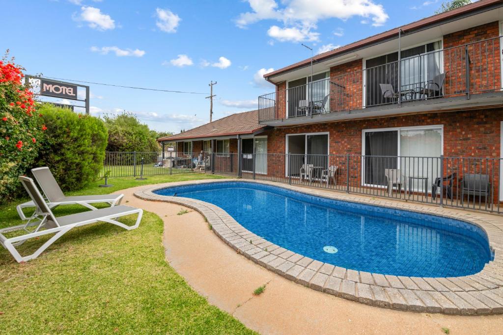 a swimming pool in front of a building at Mildura Riverview Motel in Gol Gol