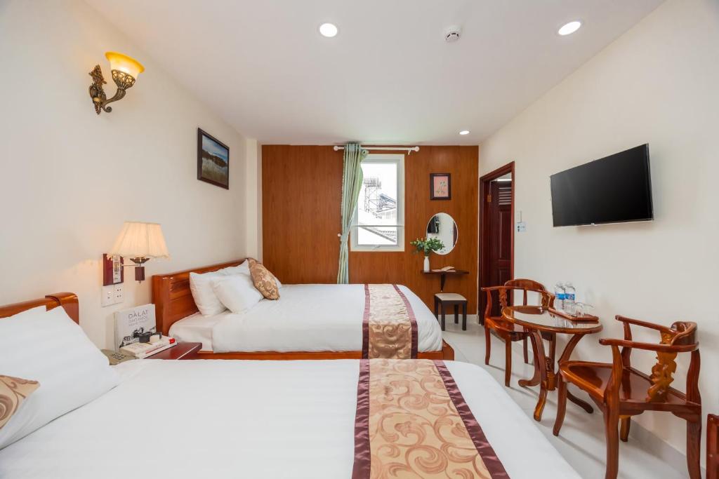 Postel nebo postele na pokoji v ubytování Khách Sạn Đồi Mây Đà Lạt