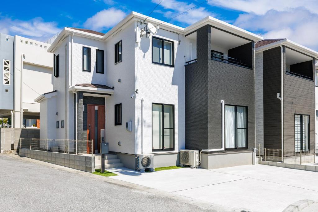 浦添市にあるNaha area #15 min drive to airport #New villaの白黒の家