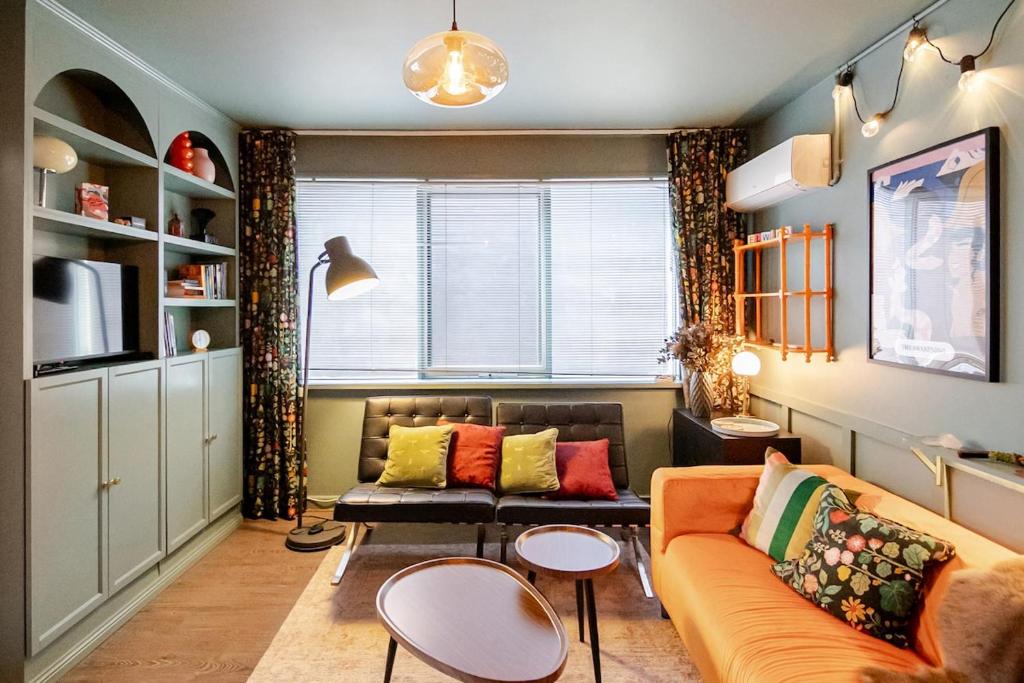 Posezení v ubytování 3BR Coastal Home with Parking, Workspace, WiFi