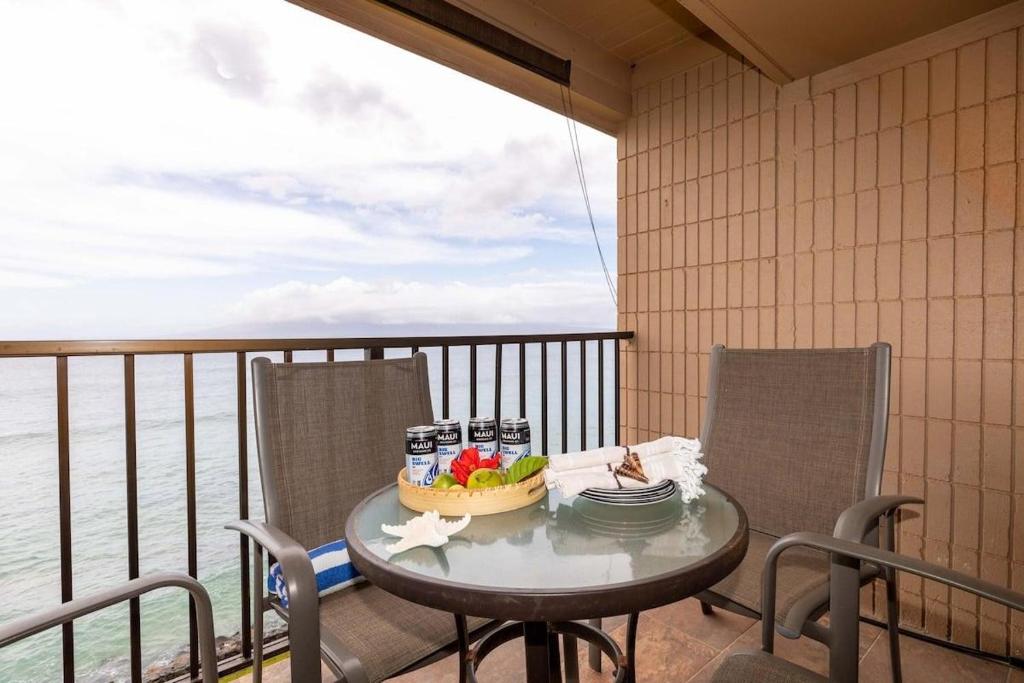 Μπαλκόνι ή βεράντα στο Kaleialoha 409 · KA 409 OceanFront 1BD Condo w Ocean Views Pool