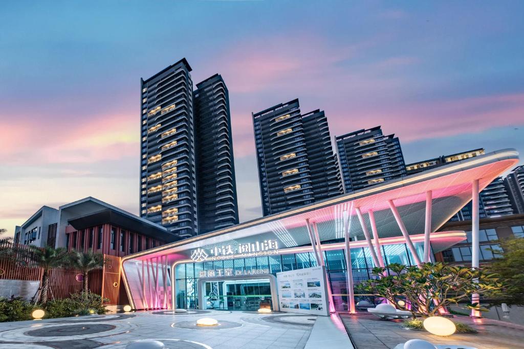 een gebouw voor een stad met hoge gebouwen bij Weili Royal Apartment in Maluan