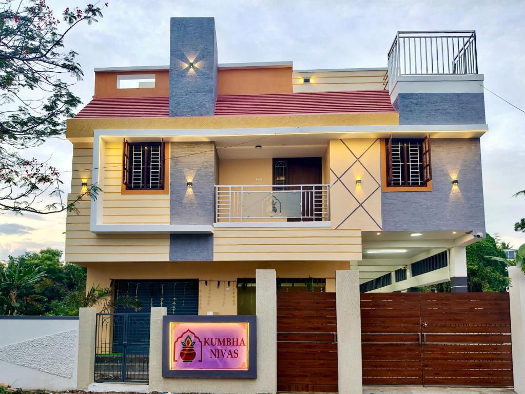 ein Haus mit einem Schild davor in der Unterkunft Entire 2bhk Premium Home - Kumbha Nivas Homestay in Kumbakonam