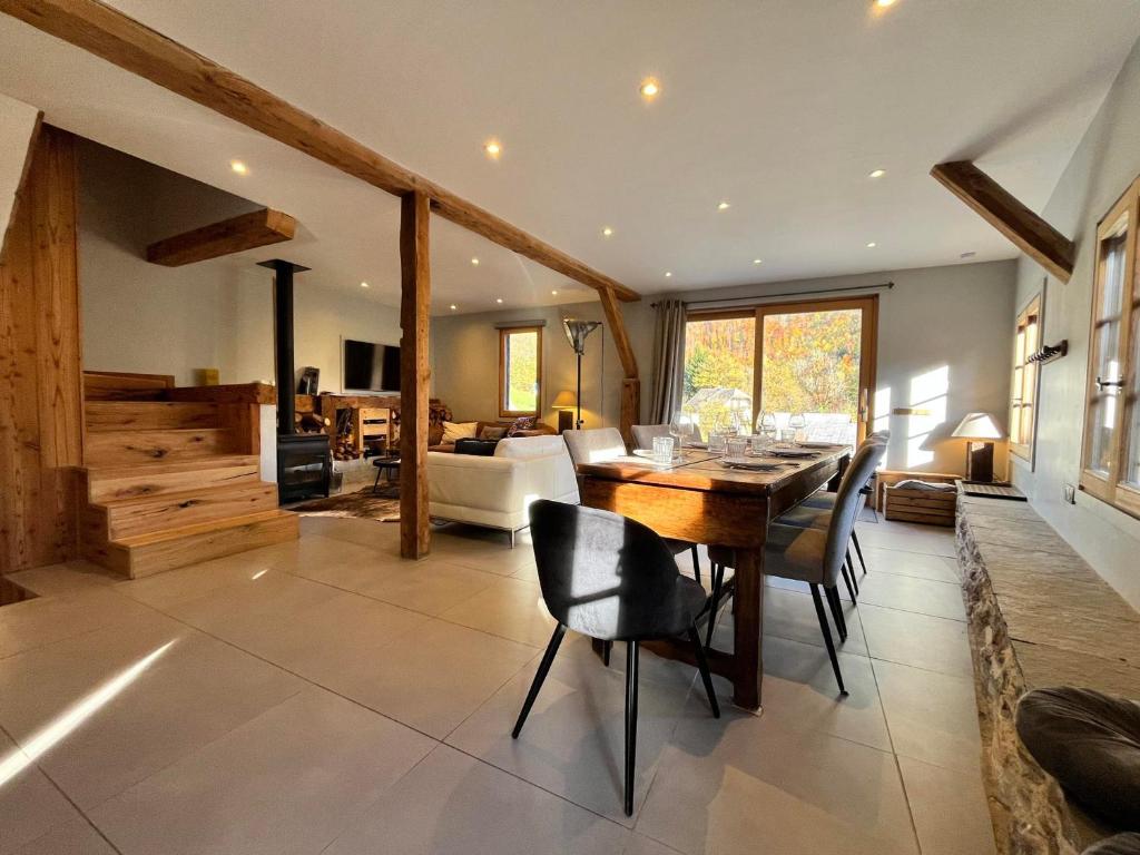 un salon avec une table et des chaises en bois dans l'établissement Chalet rénové à Samoëns, proche centre, skis-bus - FR-1-624-186, à Samoëns