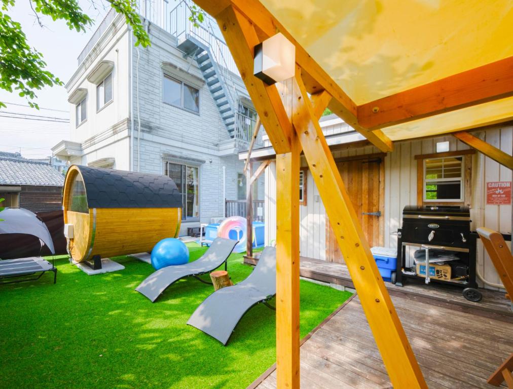a backyard with a play area with a playground at 愛犬と暮らすように過ごせる一棟貸しヴィラ イヌサウナリゾート伊豆白浜 in Shimoda