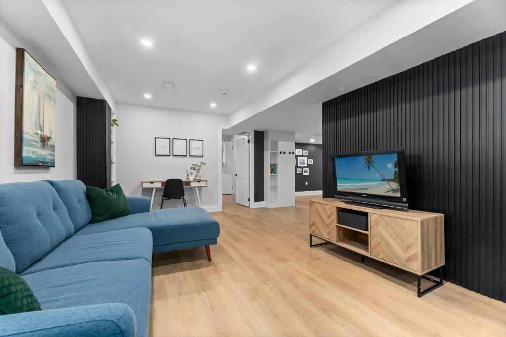 TV a/nebo společenská místnost v ubytování Urban Haven: 2BR/2BA+Office, Kitchen, Dining