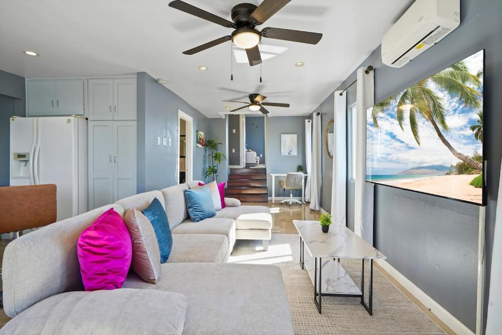 Posezení v ubytování Darling 2 bedroom 1 bathroom Highland Park Home with Jacuzzi and View