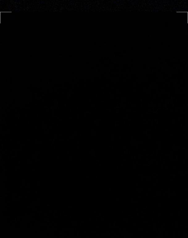 ein dunkler Raum mit einer Uhr an der Wand in der Unterkunft Casa in Igaratá