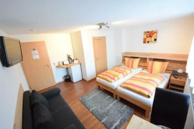 Habitación con cama con almohadas en WerkLoft Neckarsulm, en Neckarsulm