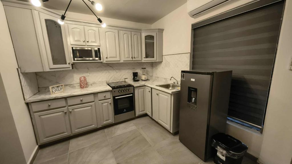 Kuchyň nebo kuchyňský kout v ubytování Santafe Suites