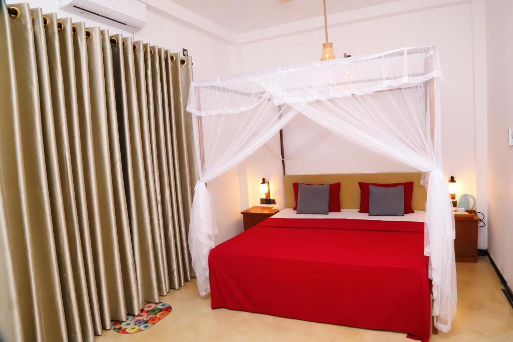 Ένα ή περισσότερα κρεβάτια σε δωμάτιο στο LotusScape Ahangama