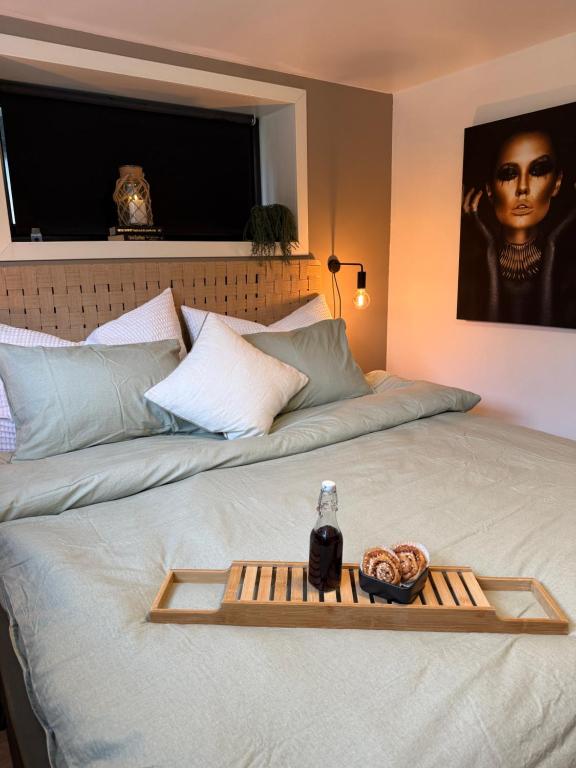 Postel nebo postele na pokoji v ubytování NEW! Northern Light apartment - Outdoor sauna - Free Parking - 750m from city centre