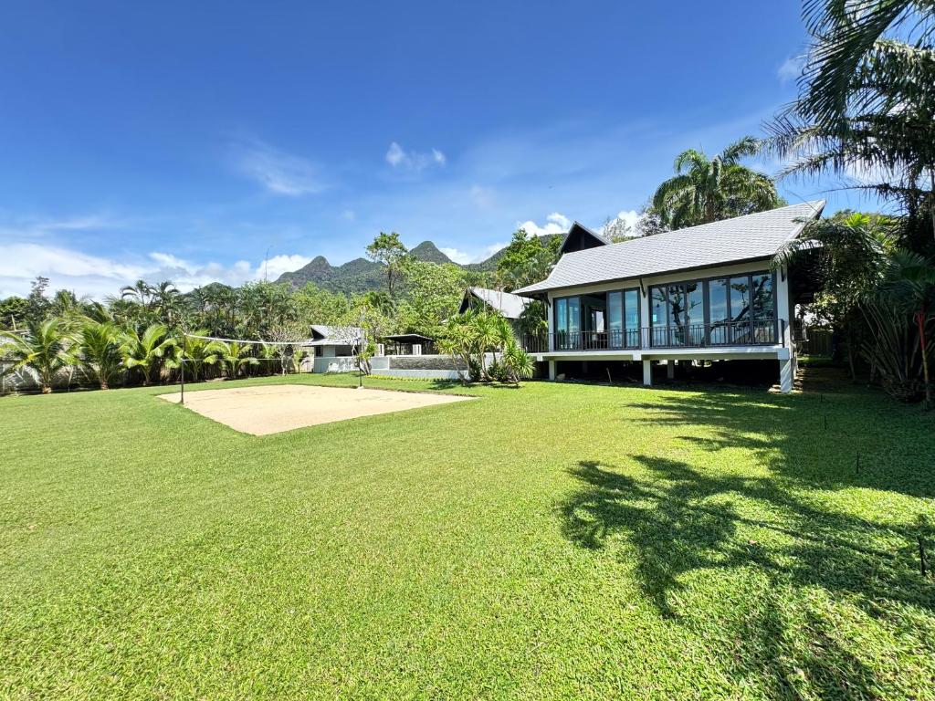 een huis met een groot gazon ervoor bij villa inspiration in Ko Chang