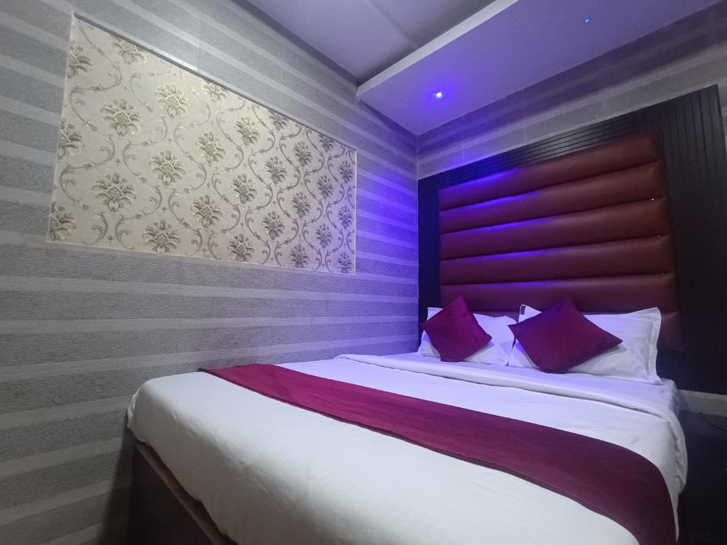 Ένα ή περισσότερα κρεβάτια σε δωμάτιο στο Hotel Shimla Inn