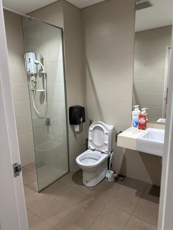 ein Badezimmer mit Dusche, Toilette und Waschbecken in der Unterkunft I-City Premier Suites Shah Alam by Landmark in Shah Alam