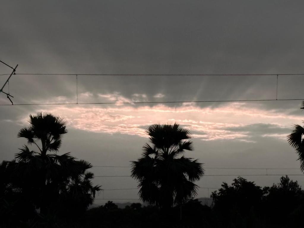 Východ nebo západ slunce při pohledu z hotelu nebo okolí