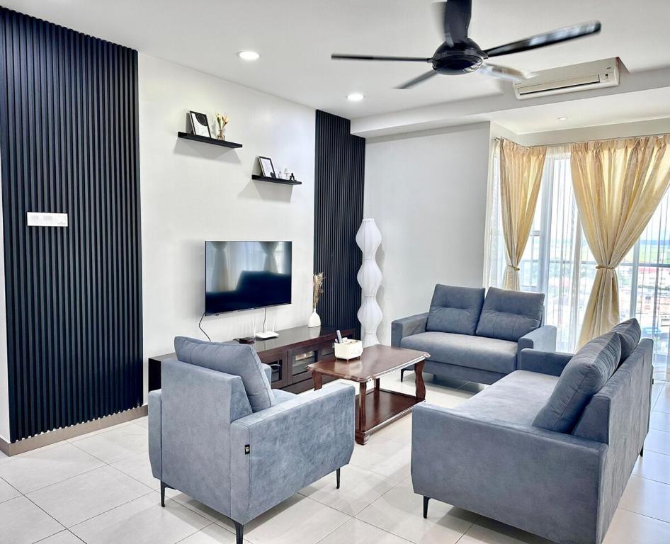 uma sala de estar com dois sofás e uma TV em 稻岸 DaoAn Homestay-with balcony em Sekincan