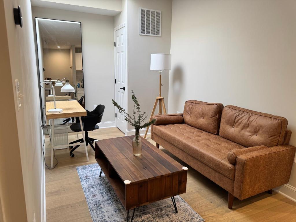 een woonkamer met een bank en een tafel bij Villa del Encanto in Washington