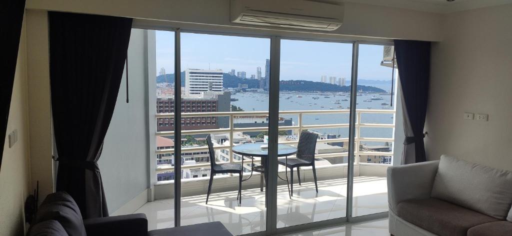 Pattaya Beach View Talay 6 by AEGEAN Suite Condo photo