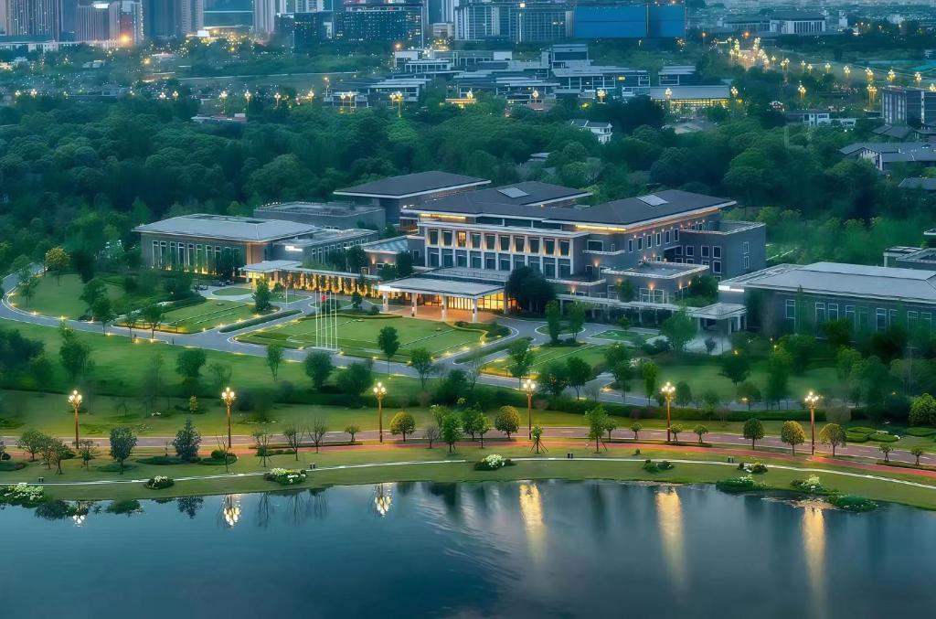 an aerial view of the campus at night at 四川成都金牛宾馆 Sichuan State Guest Hotel in Chengdu