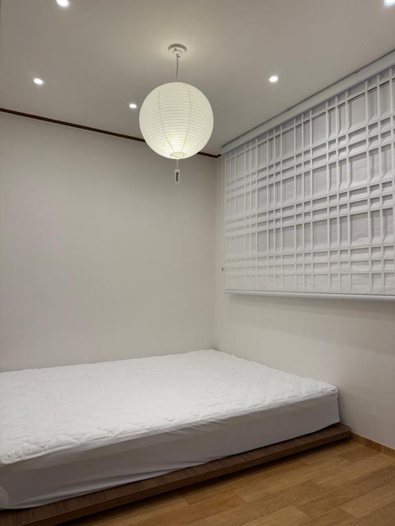 ソウルにあるSodamjae Stay, near Seokchon Lake 5 guestsの白い部屋(ベッド1台、ランプ付)