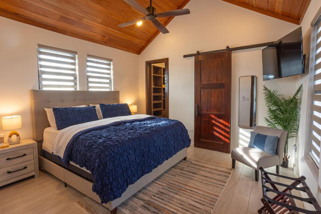 En eller flere senge i et værelse på Paradise Palms and The PoolClub at Mahogany Bay