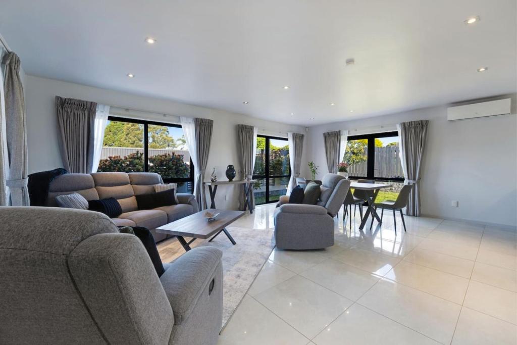 Posezení v ubytování Modern Spacious Home with Backyard and Parking