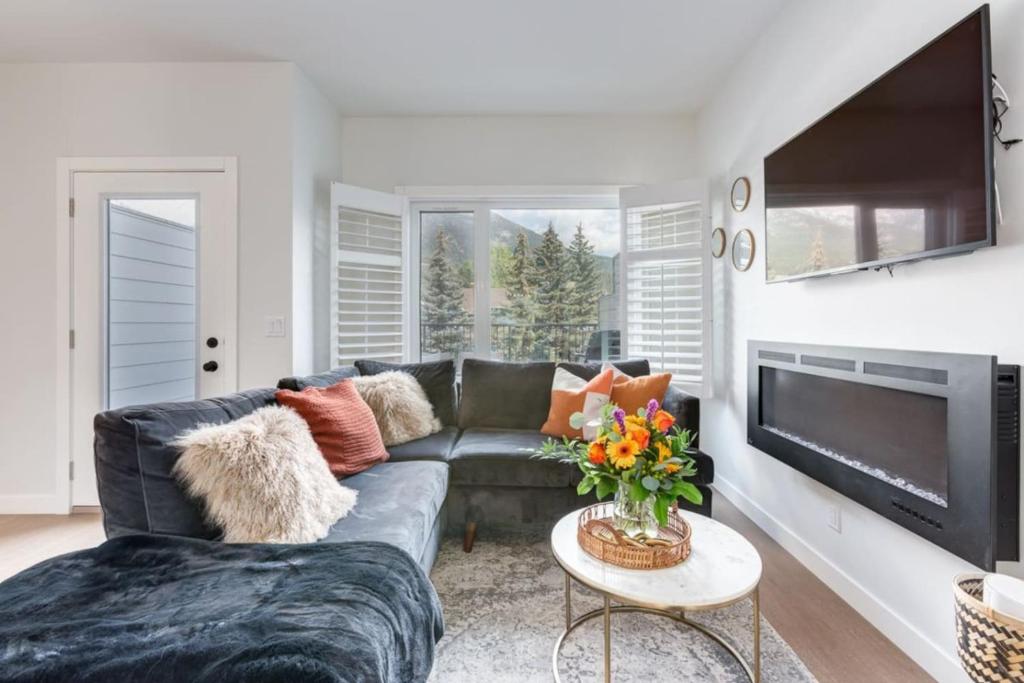 Μια τηλεόραση ή/και κέντρο ψυχαγωγίας στο Stunning Modern 2BR Unit in Downtown Canmore