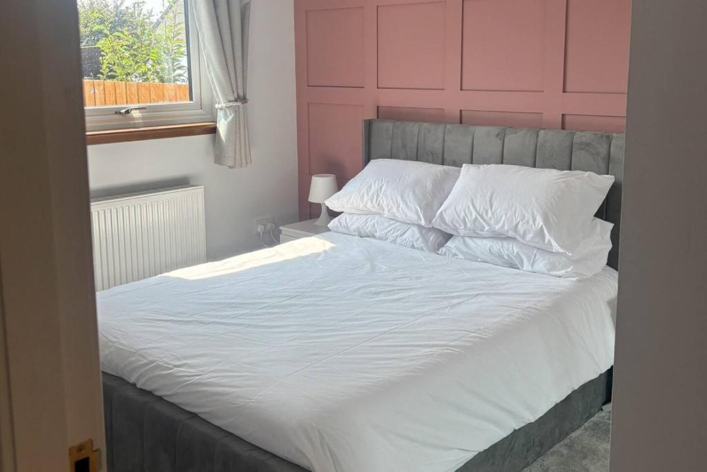 Ένα ή περισσότερα κρεβάτια σε δωμάτιο στο The Burghead Hideaway