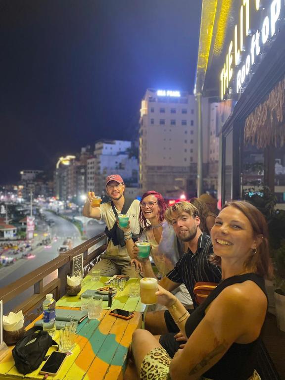 吉婆岛CatBa Pod Hostel & Rooftop Bar的一群坐在酒吧喝饮料的人