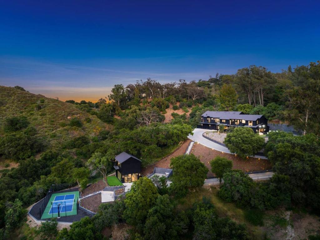 Curated visual reference: Picture Idea: Ultra High End Villa With Pool Spa And Private Courts