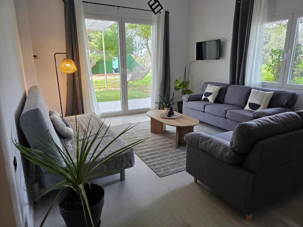 Χώρος καθιστικού στο Black N' White Cozy Housegarden