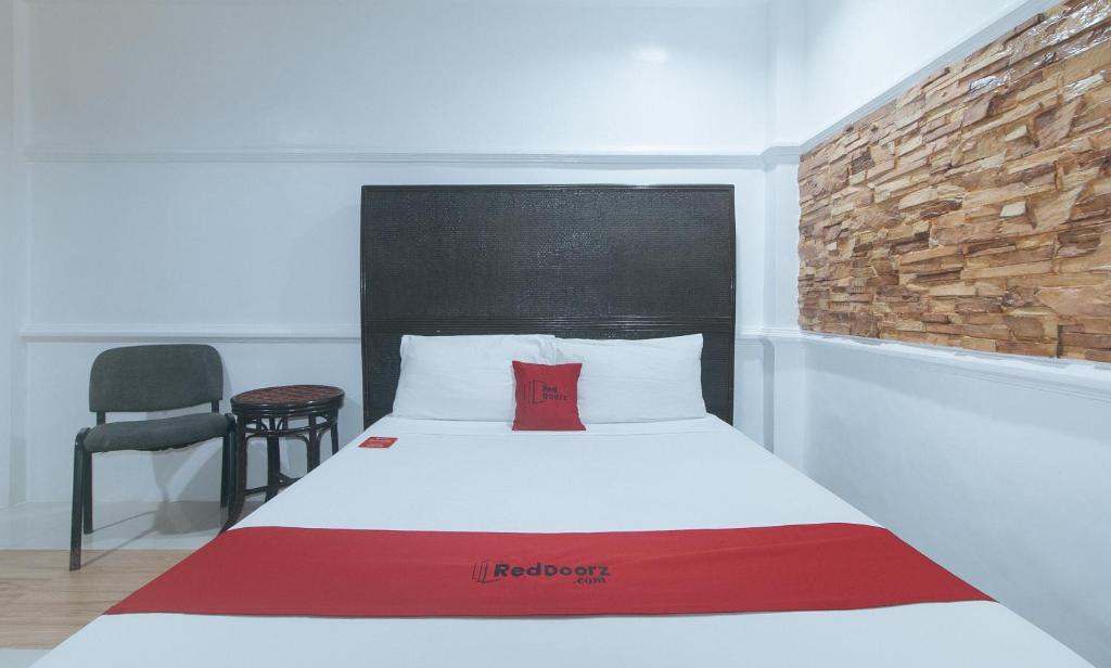 Ένα ή περισσότερα κρεβάτια σε δωμάτιο στο RedDoorz at LFamili Hotel Boracay