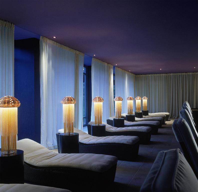 una fila di letti allineati in fila di La Réserve Genève Hotel & Spa a Ginevra