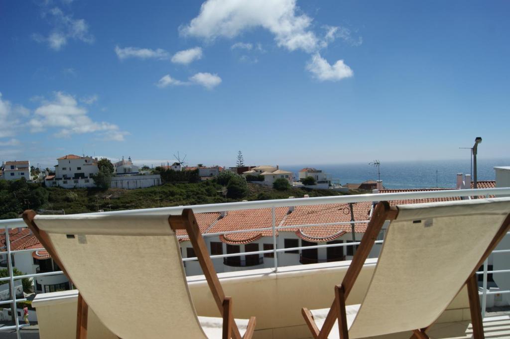 エリセイラにあるCasa da Vigia Ericeiraの海の景色を望むバルコニー(椅子2脚付)