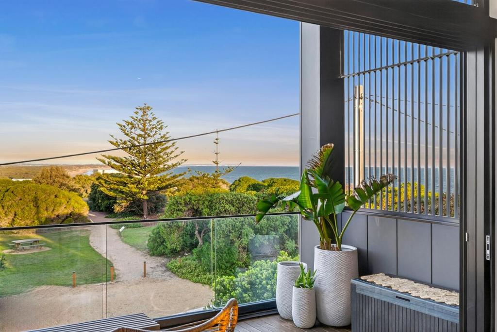 een kamer met een groot raam met uitzicht op de oceaan bij Ocean-View Luxury, Spa, Fire Pit & Ocean Views in Ocean Grove
