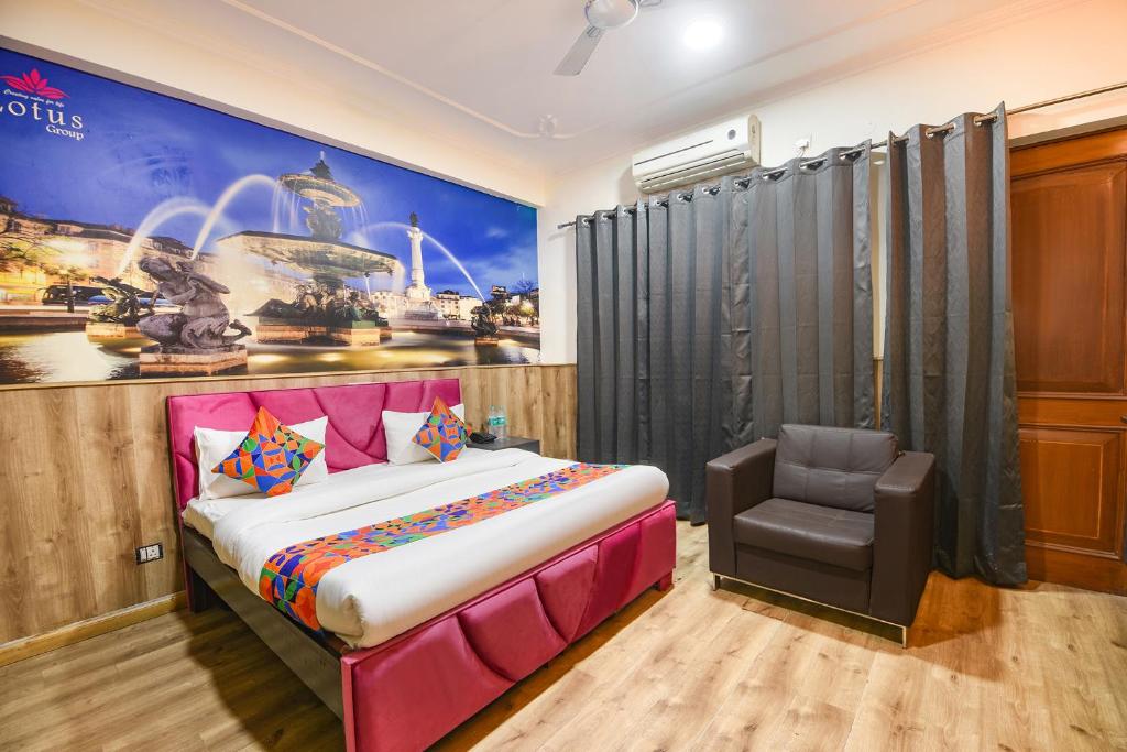 ein Schlafzimmer mit einem Bett und einem Stuhl darin in der Unterkunft Lotus INN in Gurgaon